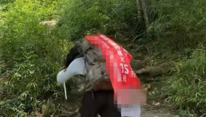湖南一男子背40公斤蜜雪冰城上武功山售卖，当事人：收入不多纯体验，当负重训练