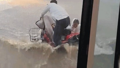 济南暴雨母女骑车被急流冲倒，公交司机下车帮忙全身湿透：有乘客竖拇指点赞，很开心