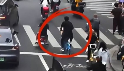 看着都疼！上海街头一男子突然求助：10岁女儿被死死卡住！这个行为太危险→