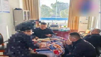 工资未按时发放，男子每日尾随领导