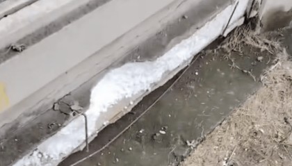 成都一河道护栏填充泡沫？当地：正调查核实，可能有节能环保要求