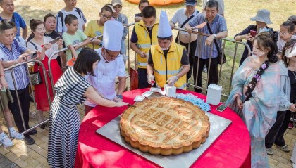 重388斤！500人排队挑战超级大月饼