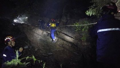 无视暴雨蓝色预警，一男一女密云雨中登山被困