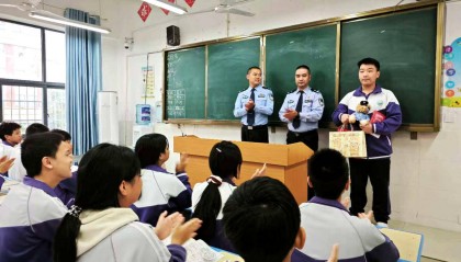 初二男生捡到1.4万余元现金，淡定拍视频后报警物归失主，民警送“奖”到校园