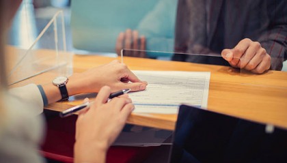 客户取钱出门遭抢劫，银行人员冷眼旁观太不职业