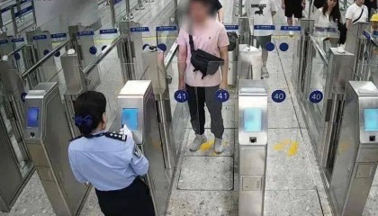 双胞胎长一模一样，弟弟偷用哥哥证件出境，会被识别出来吗？