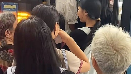 “早高峰老年人抢公交致不少学生上学迟到”，司机称有五六百名老人去做免费理疗，当地交通局：已号召成年乘客错峰出行