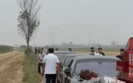 河北沧州婚车半路被拦下，男子骑三轮车堵路索要整条喜烟，网友怒了