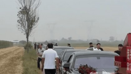 河北沧州婚车半路被拦下，男子骑三轮车堵路索要整条喜烟，网友怒了