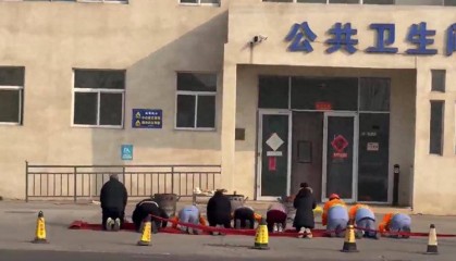 公厕门口环卫工为何集体趴地上？事发街道办：正了解核实情况
