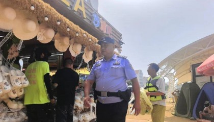 70岁老人来青岛一浴游泳，上岸发现衣服和手机都不见了，民警找了两个多小时……