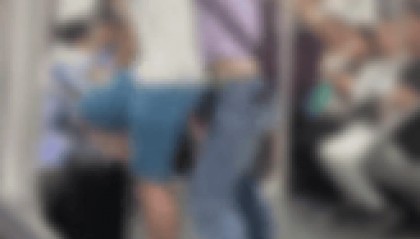 上海一男孩和妈妈坐地铁情绪激动，用力踹门高喊开门：不就几千万吗