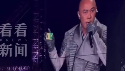 60岁张卫健演唱会上掏出老年公交卡！自嘲已步入长者行列