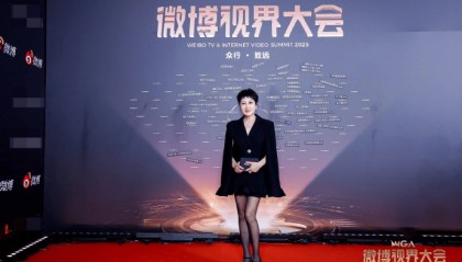 演员张凯丽回应红毯穿黑丝：我今年才63，正是闯的年纪