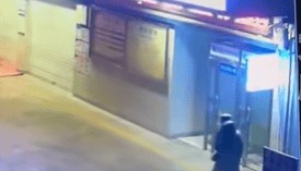 贵州一老人银行卡丢失，监控拍到一长裙“女子”深夜ATM机取走40余万元；民警识破其为男扮女装，均在11点到凌晨1点间同一银行取现，已刑拘