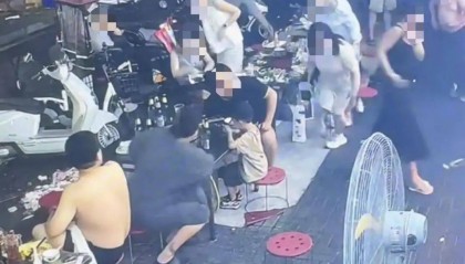 多人烧烤店外用餐遭楼上住户泼洒不明液体，警方介入