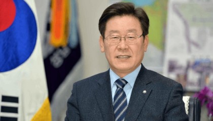 李在明松了一口气，朝鲜领导人给了他最大面子，与韩国人罕见握手，美朝韩或将有机会聚首？