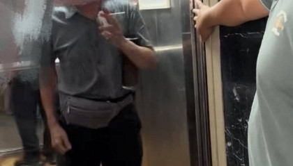 “就要抽！”四川乐山一大爷执意电梯里抽烟，业主：争执致电梯停运20多分钟
