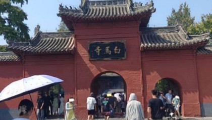 印乐方丈管理下的白马寺：僧人顶着高温种地，义工称寺里秉承农禅并重