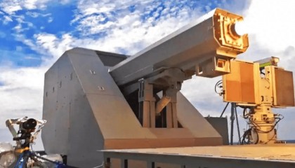 中日军方隔空对阵，日本电磁炮上场，解放军落弹区扩大，美军看清形式赶紧溜了