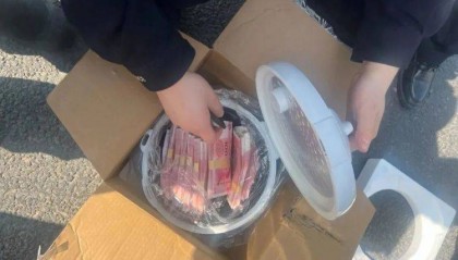 打开电饭煲一看：8万元现金！女子被当街拦下