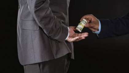 武汉同济医院骗保案中案：18名骨科医生收回扣2200多万元，知名药企魅影浮现