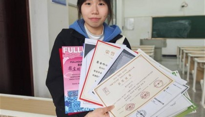大二女生打三份工，攒5万元游历20多个城市