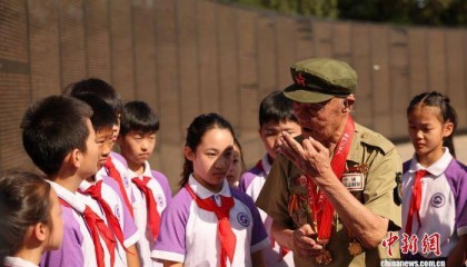青少年在沈阳抗美援朝烈士陵园上“国旗下的思政课”