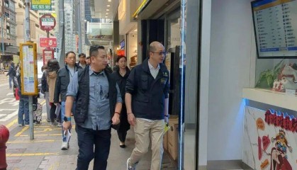香港街头突发劫案：两名男子下出租车时被抢走5800万日元，劫匪抢完钱立即上私家车逃走，警方：正通缉