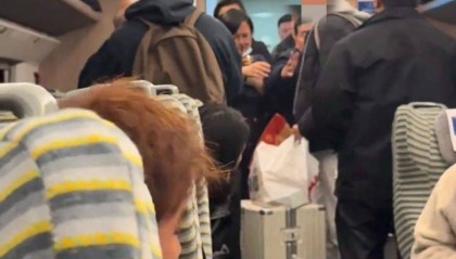 老年男子高铁上要求让座遭拒，反辱骂年轻乘客：“你是人吗？”
