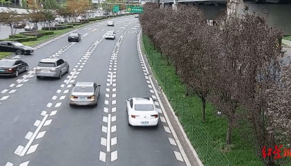 成都三环主路惊现小轿车跨过隔离带掉头，原来是司机酒驾走错路……