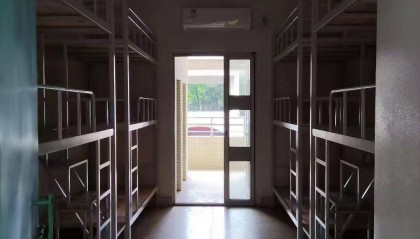 东莞一学校被曝使用三层床，还将茶水间改成宿舍！校方回应