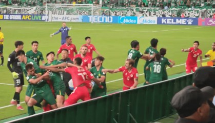 北京国安亚冠赛场爆发冲突，场面十分混乱