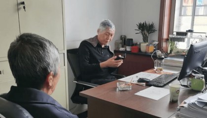 山西临县自然资源局一干部头上戴着染发的薄膜肩上还披着理发的毛巾接待来访人员！