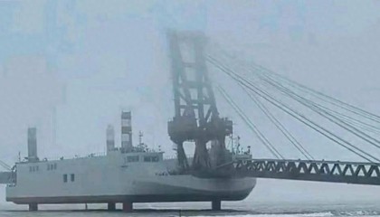 解放军“登岛神器”正式服役，坦克直接开上岸，抢滩登陆如履平地