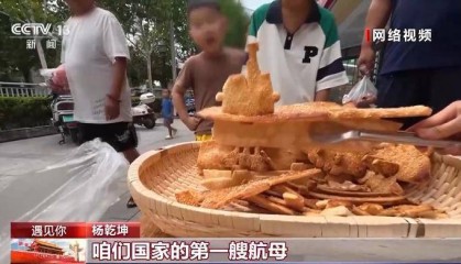 河南小伙烤出“非一般”的烧饼 一元一个只卖给小朋友