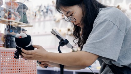 她裸辞带2万到义乌 卖玩偶衣服日入千元