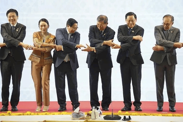 承认低估中国了?赶在拜登下台前,日本做出选择,火速倒向中方?