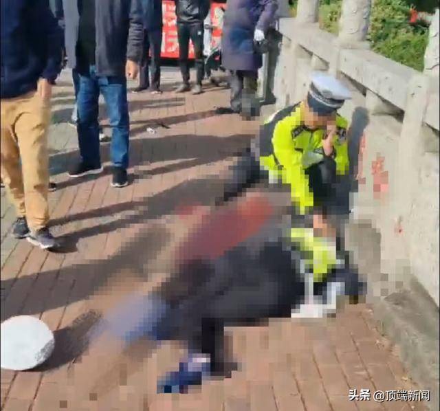 货拉拉司机被开罚单后将交警撞倒?街道办:交警在抢救,司机被控制