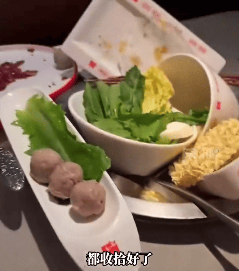 男子独自一人吃火锅,打完酱料回来锅被收了!店家免单发红包补偿