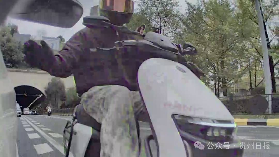 不满后车鸣笛,贵阳一男子骑电瓶车刹车挑衅、打烂轿车后视镜,警方介入→
