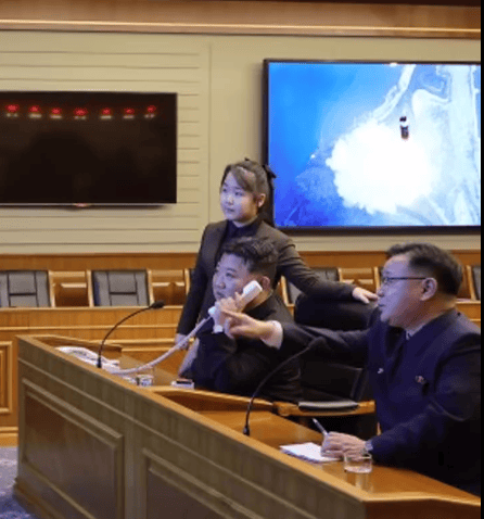 朝鲜试射新型导弹,金正恩携女观看
