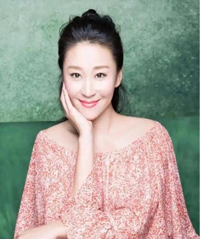 苗圃:父亲病重让罗晋掏空积蓄,出院后转身嫁给了大21岁百亿富商