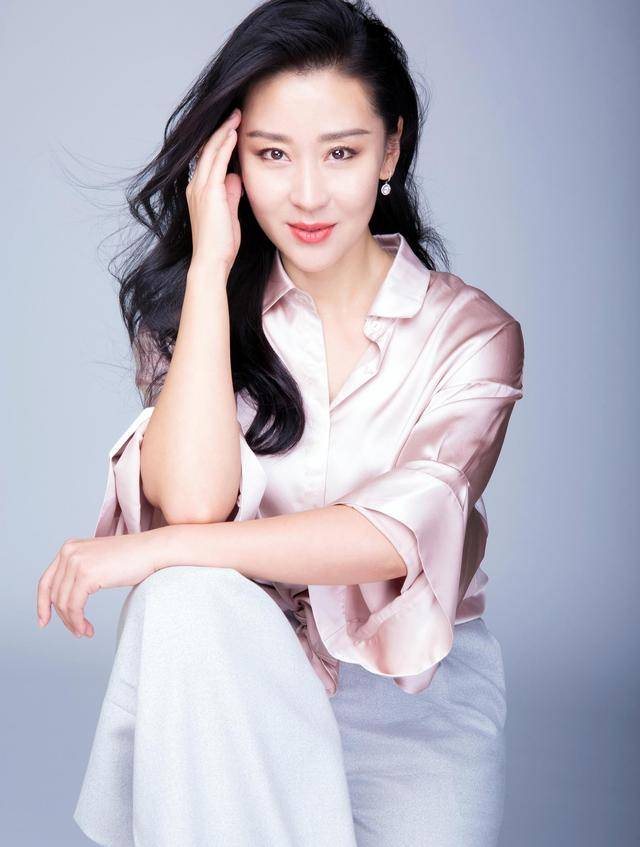 苗圃:父亲病重让罗晋掏空积蓄,出院后转身嫁给了大21岁百亿富商