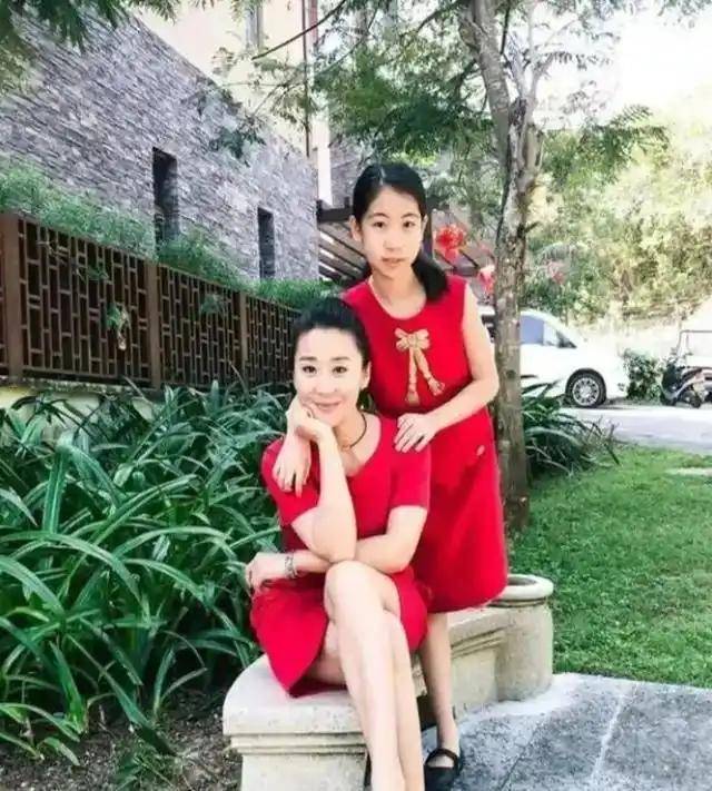 苗圃:父亲病重让罗晋掏空积蓄,出院后转身嫁给了大21岁百亿富商