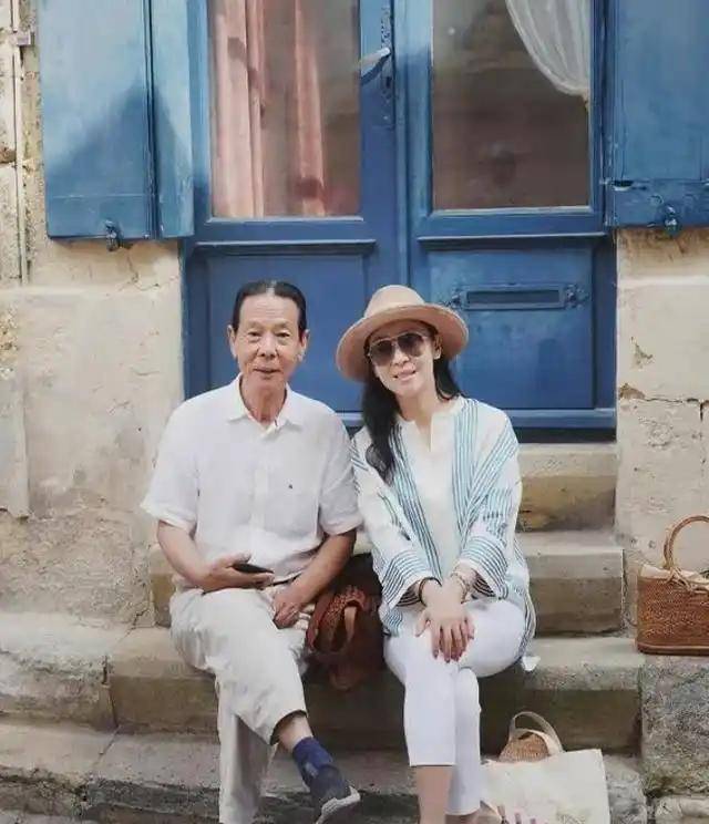 苗圃:父亲病重让罗晋掏空积蓄,出院后转身嫁给了大21岁百亿富商