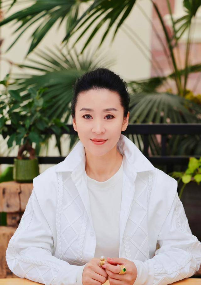 苗圃:父亲病重让罗晋掏空积蓄,出院后转身嫁给了大21岁百亿富商