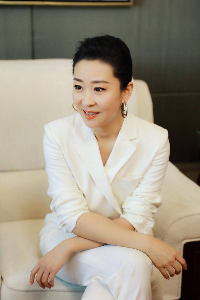 苗圃:父亲病重让罗晋掏空积蓄,出院后转身嫁给了大21岁百亿富商