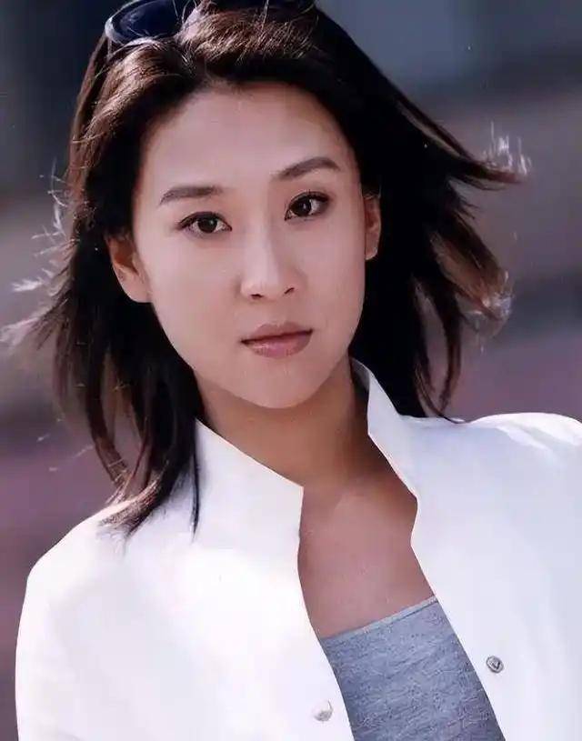 苗圃:父亲病重让罗晋掏空积蓄,出院后转身嫁给了大21岁百亿富商