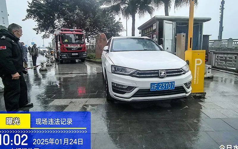 高层建筑·皇华三千里——私家车“为难”车库出入口道闸 公安民警和消防监督员“教育”驶离